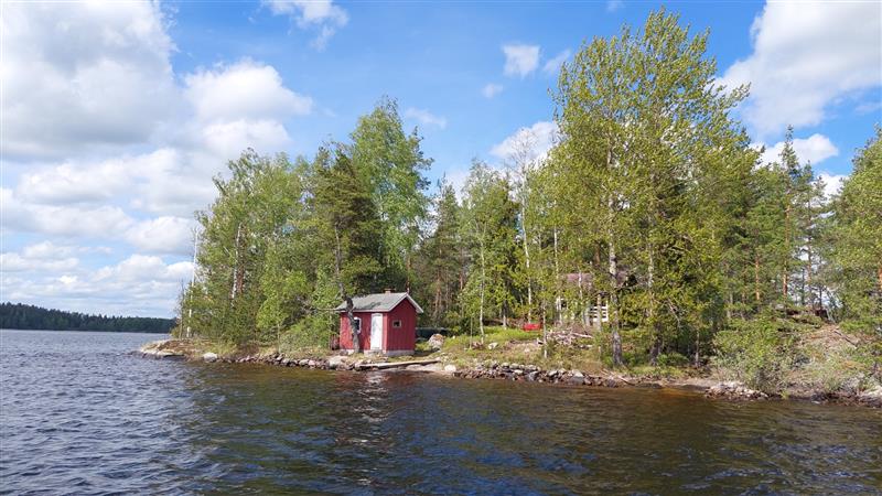 Näkymä kohti kohteen pihapiiriä ja rakennuksia.&nbsp;(Dan Ronimus&nbsp;5/2022)
