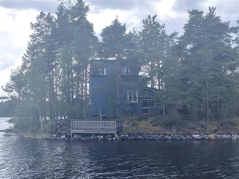 Sivunäkymä kohti huvilaa ja sen veden päälle ulottuvaa laituria.&nbsp;(Dan Ronimus&nbsp;5/2022)