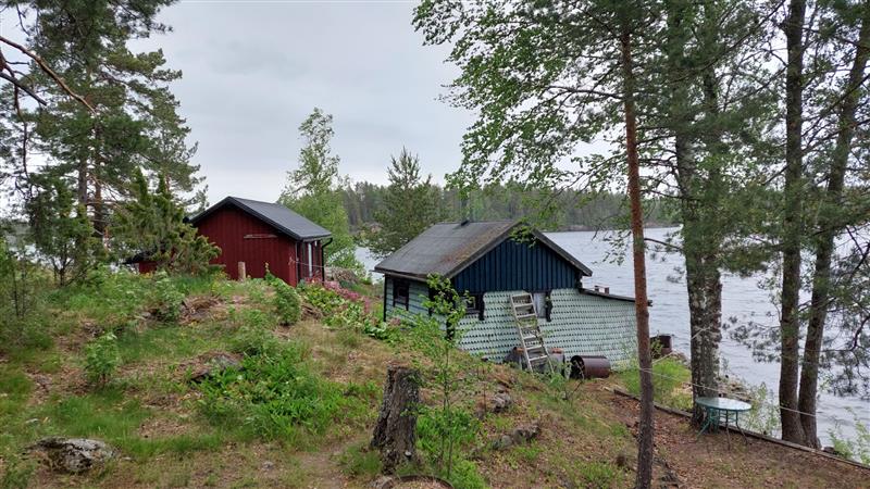Saunarakennus on omalaatuinen koristeellinen 1940-luvun tuotos, joka istuu romanttiseen henkeen.&nbsp;(Dan Ronimus&nbsp;5/2022)