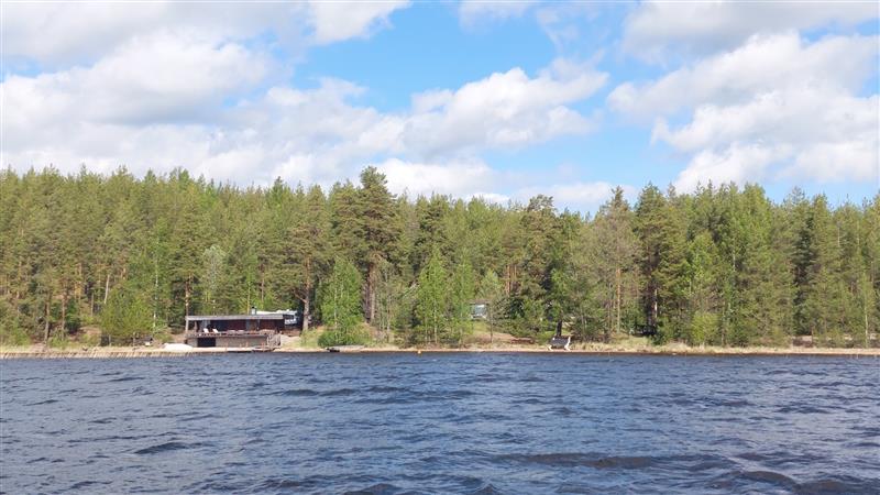 Saunarakennus vasemmalla ja samaa tyylisuuntausta edustava vapaa-ajan asunto oikealla.&nbsp;(Dan Ronimus&nbsp;5/2022)