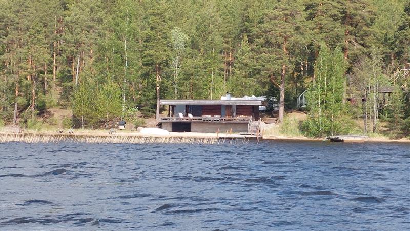Tarkempi kuva linjakkaasta saunarakennuksesta.&nbsp;(Dan Ronimus&nbsp;5/2022)
