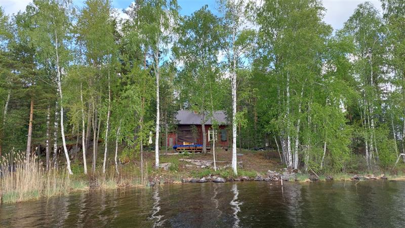 Asuinrakennuksen järven suuntaan avautua sivujulkisivu. Sivustalle on rakenteilla uusi terassi jatkona katto- ja ikkunaremontille.&nbsp;(Dan Ronimus&nbsp;5/2022)