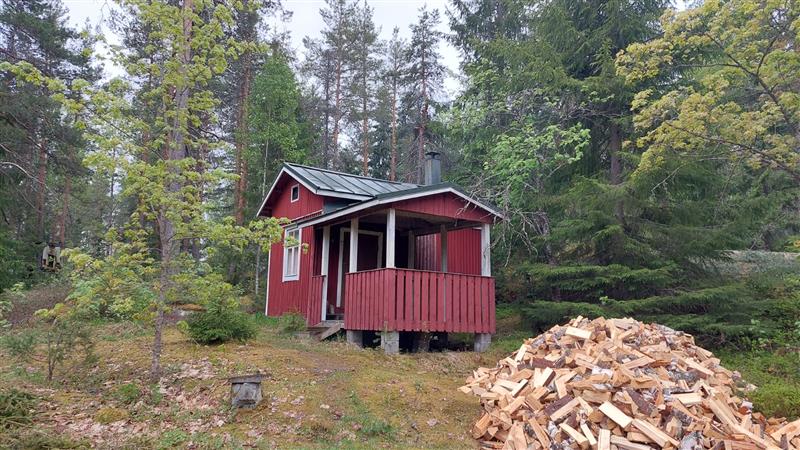 Tavanomainen saunarakennus seisoo ylärinteessä asuinrakennuksen ja aitan itäpuolella.&nbsp;(Dan Ronimus&nbsp;5/2022)