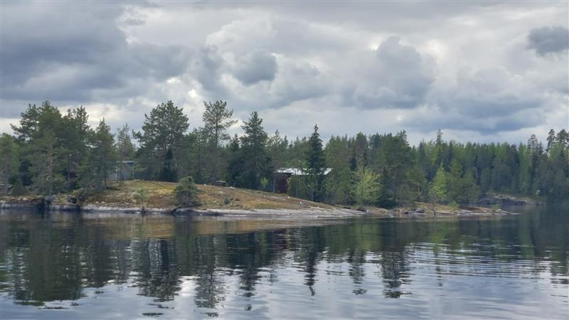 Näkymä saaren takapuolelta, jota kohti rakennukset eivät erityisesti avaudu. Pieni osa maa-alasta kuuluu Taipalsaaren kuntaan.&nbsp;(Dan Ronimus&nbsp;5/2022)