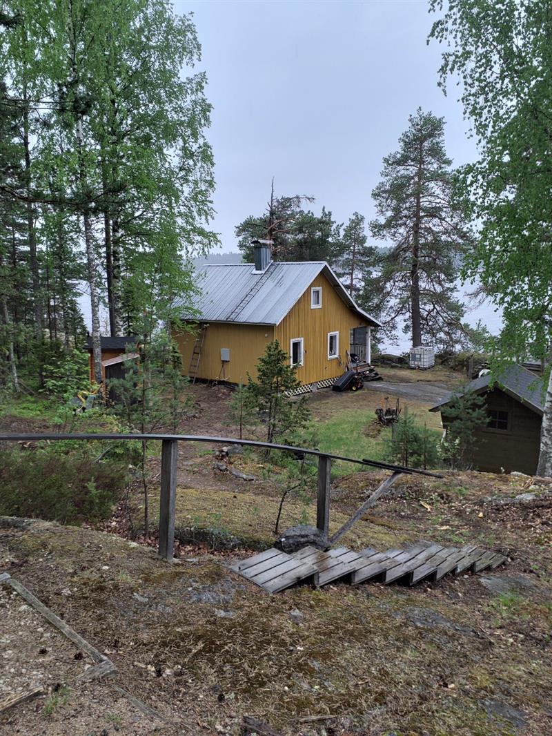 Asuinrakennus sijaitsee rantaan viettävän tontin tasaisemmalla penkereellä.&nbsp;(Dan Ronimus&nbsp;5/2022)