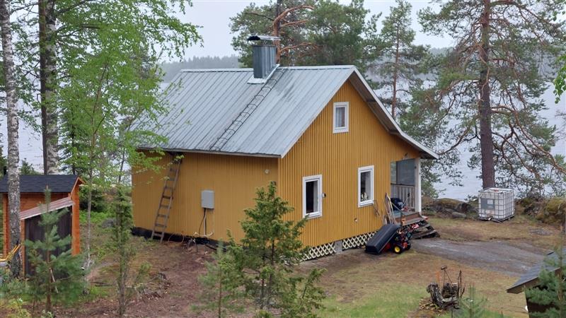 Rakennus on ajalleen hyvin tyypillinen juurikin asuinrakennuksena. Aikakauden mökit olivat selvästi pienempiä ja yksikerroksisia.&nbsp;(Dan Ronimus&nbsp;5/2022)