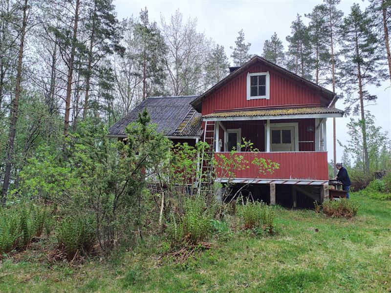 Päärakennus koostuu useammasta erillisestä osasta ja on mahdollisesti rakentunutkin vaiheittain.&nbsp;(Dan Ronimus&nbsp;5/2022)