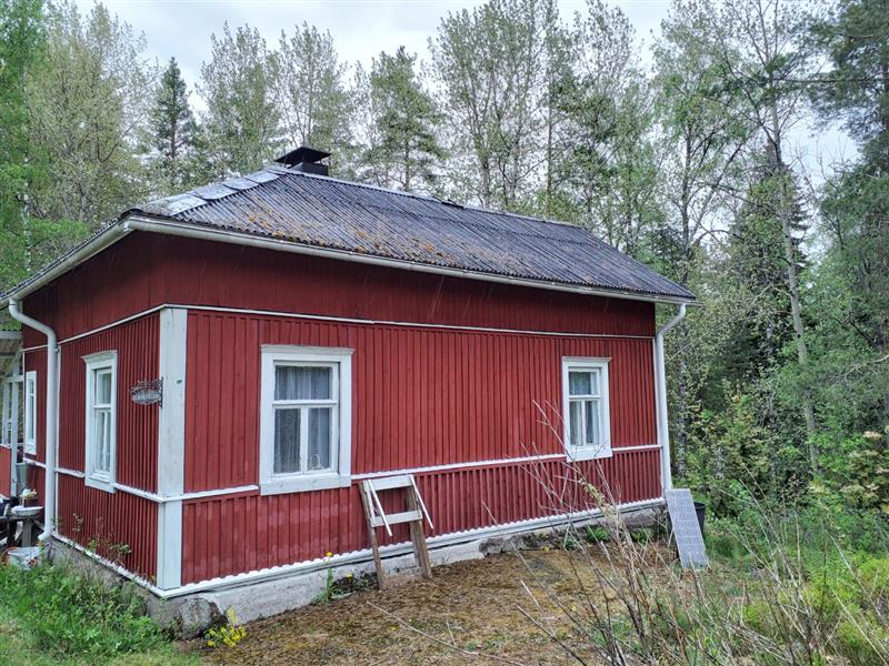 Asuinrakennuksessa on 1980-luvulle tyypillinen aumakatto, mutta toisaalta historiaa kunnioittavat T-ikkunat.&nbsp;(Dan Ronimus&nbsp;5/2022)