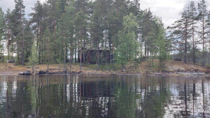 Asuinrakennus saaren itäpuolelta kuvattuna.&nbsp;(Dan Ronimus&nbsp;5/2022)
