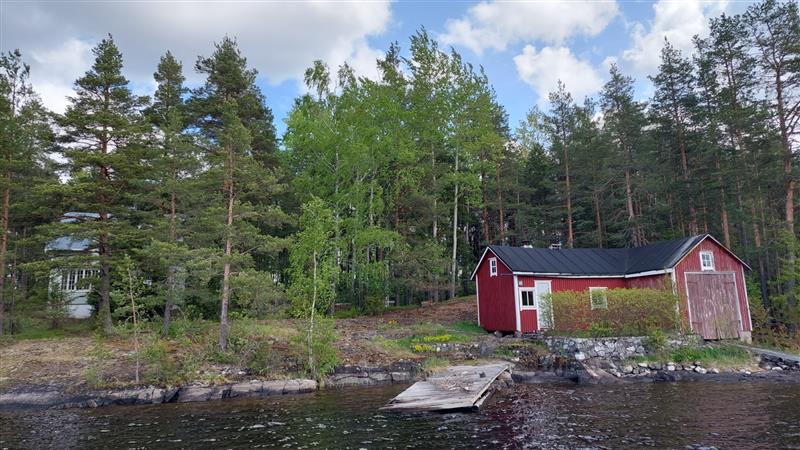 Huvila ja sen viereinen venevaja-asuinrakennus muodostavat tiiviin kokonaisuuden.&nbsp;(Dan Ronimus&nbsp;5/2022)