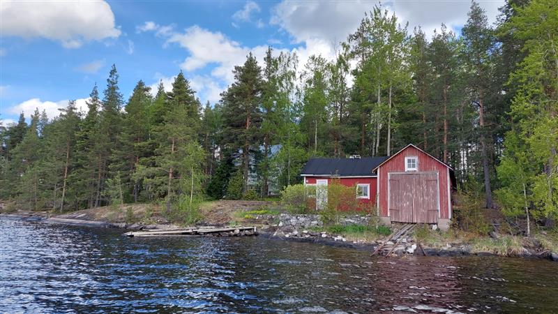 L-kirjaimen muotoinen venevaja on aivan kiinni rannassa ja huvila sen takana puiden ympäröimänä.&nbsp;(Dan Ronimus&nbsp;5/2022)