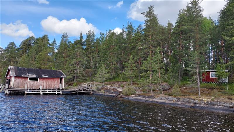 Veden päälle rakennettu venevaja on ainakin selvitysalueella ainoa rakennustyyppinsä edustaja. Sen viereinen sauna on tavanomaisempi ja edustaa ulkoisesti sotienjälkeistä rakentamistyyliä.&nbsp;(Dan Ronimus&nbsp;5/2022)