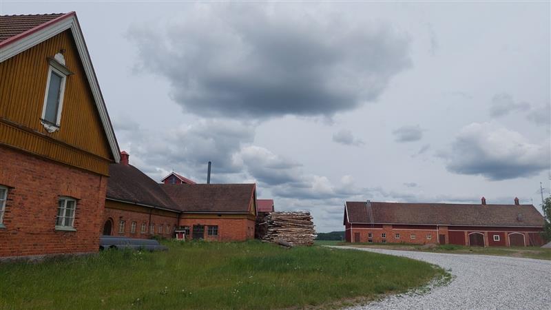 Viljankäsittelylaitos kuvassa oikealla.&nbsp;(Dan Ronimus&nbsp;06/2022)
