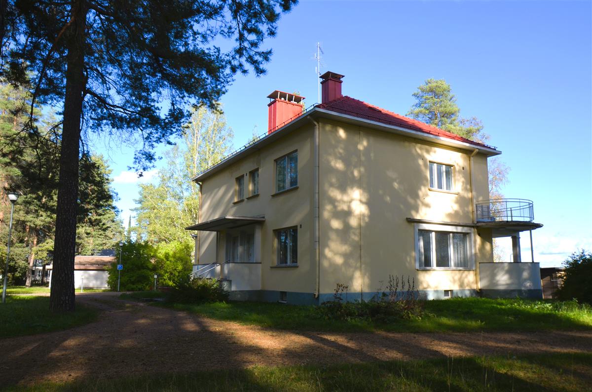 Paraistentie 4:n entinen konttorirakennus lounaasta päin kuvattuna.&nbsp;(Päivi Makkonen&nbsp;2025)