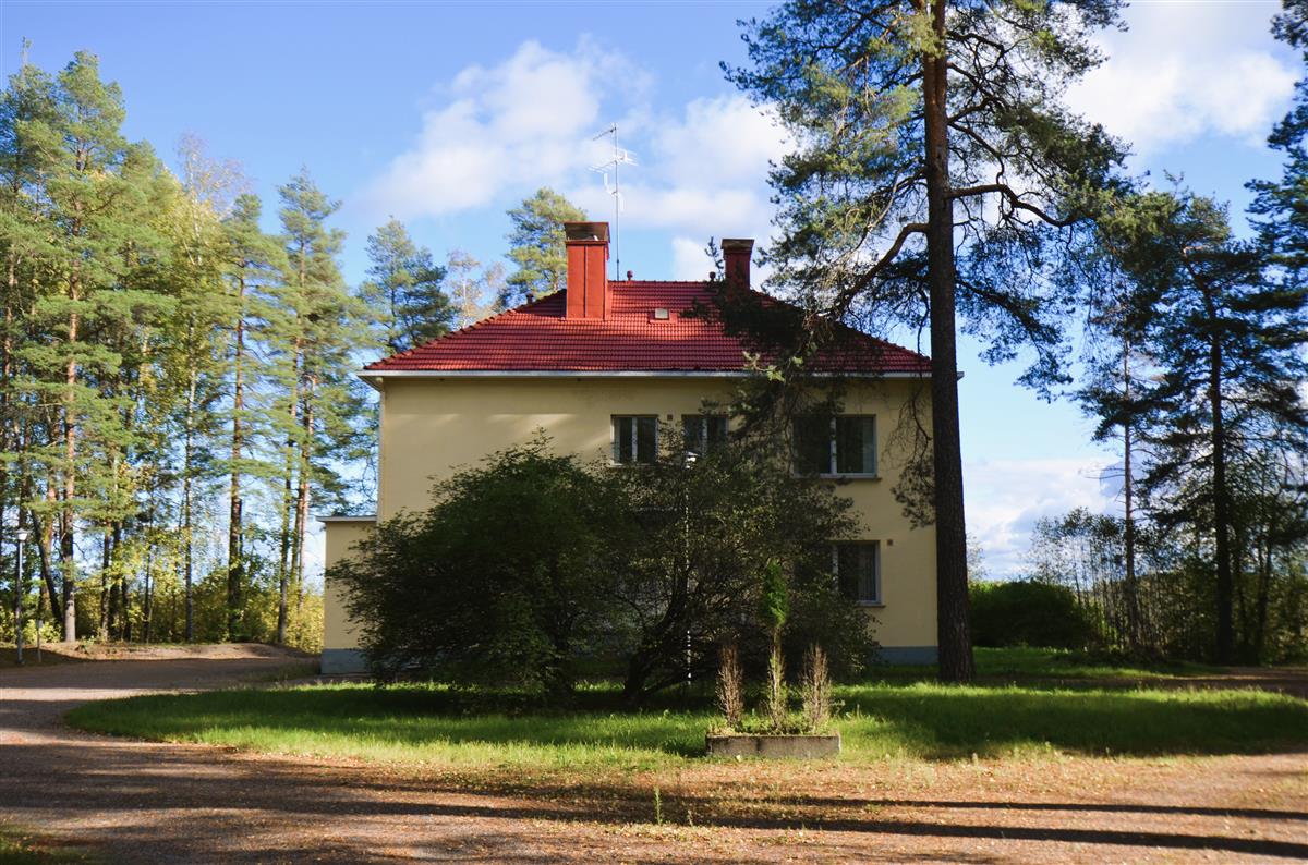 Paraistentie 4:n entinen konttorirakennus luoteesta päin kuvattuna.&nbsp;(Päivi Makkonen&nbsp;2025)