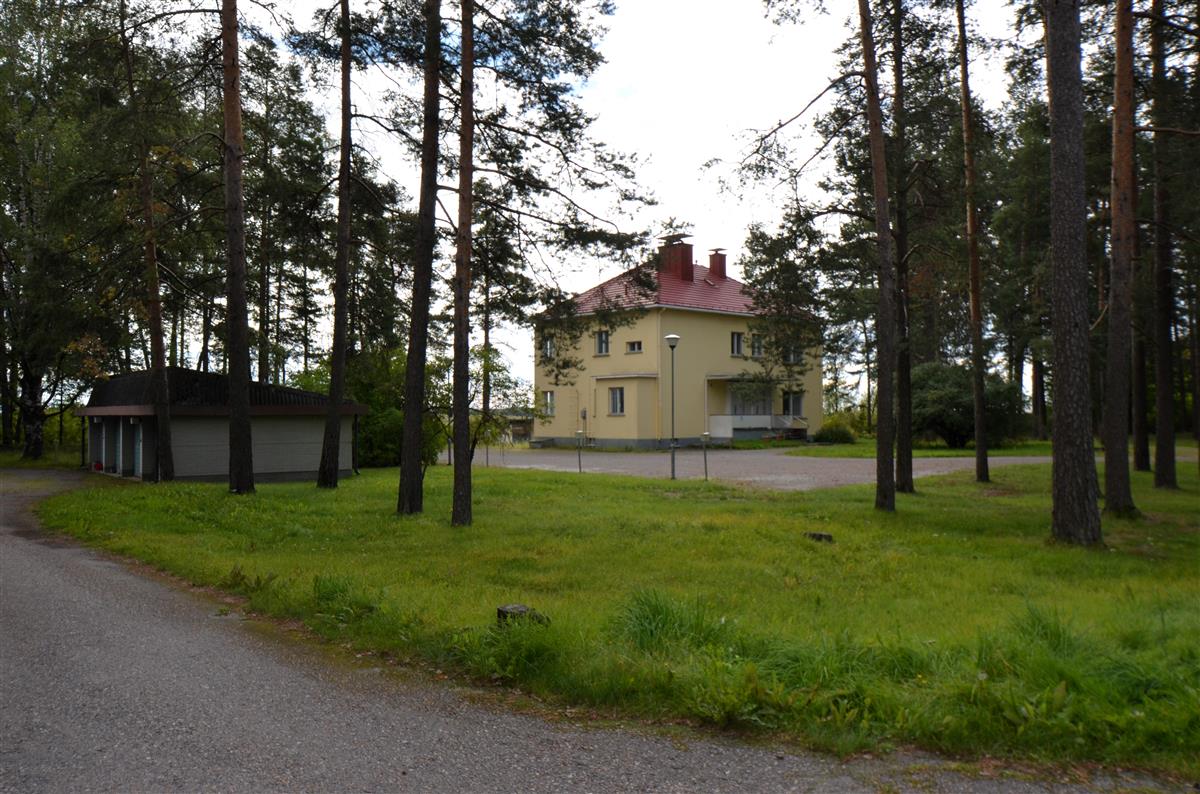 Paraistentie 4:n entinen konttorirakennus Paraistentieltä, luoteesta päin kuvattuna.&nbsp;(Päivi Makkonen&nbsp;2025)