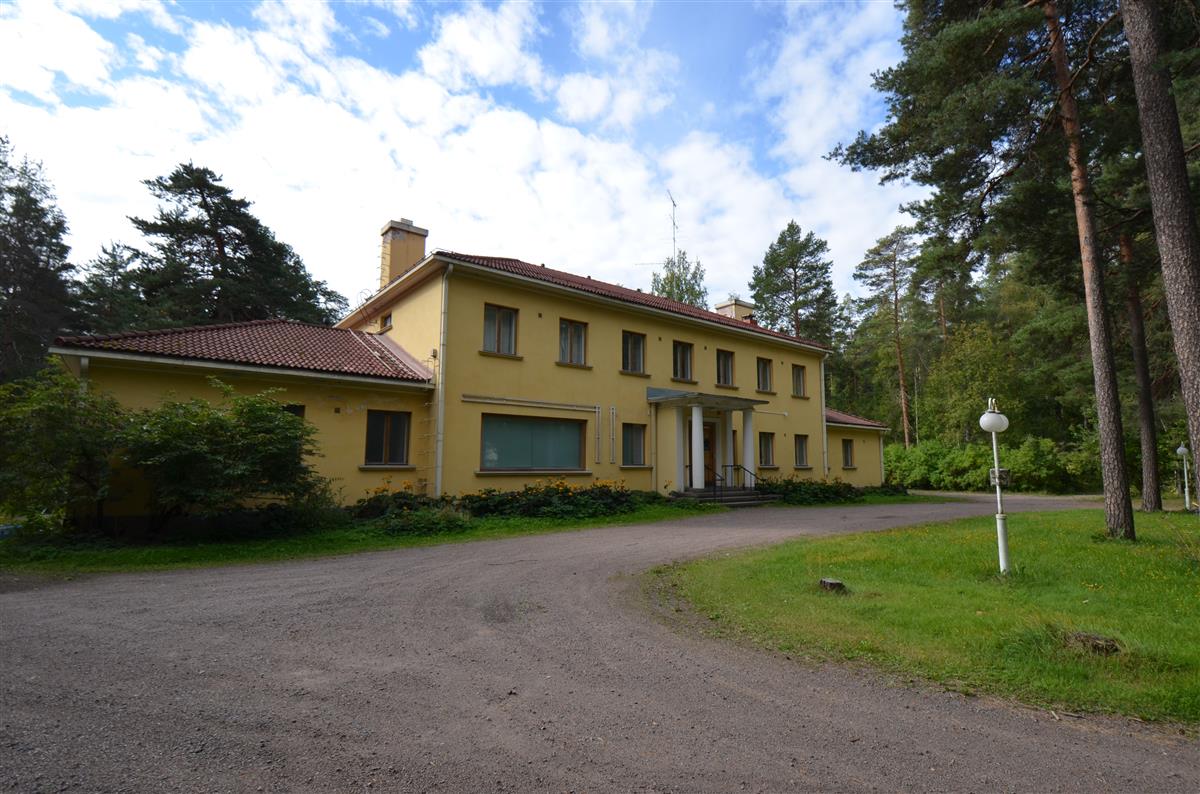 Entinen johtajan asuintalo koillisesta päin kuvattuna.&nbsp;(Päivi Makkonen&nbsp;2025)
