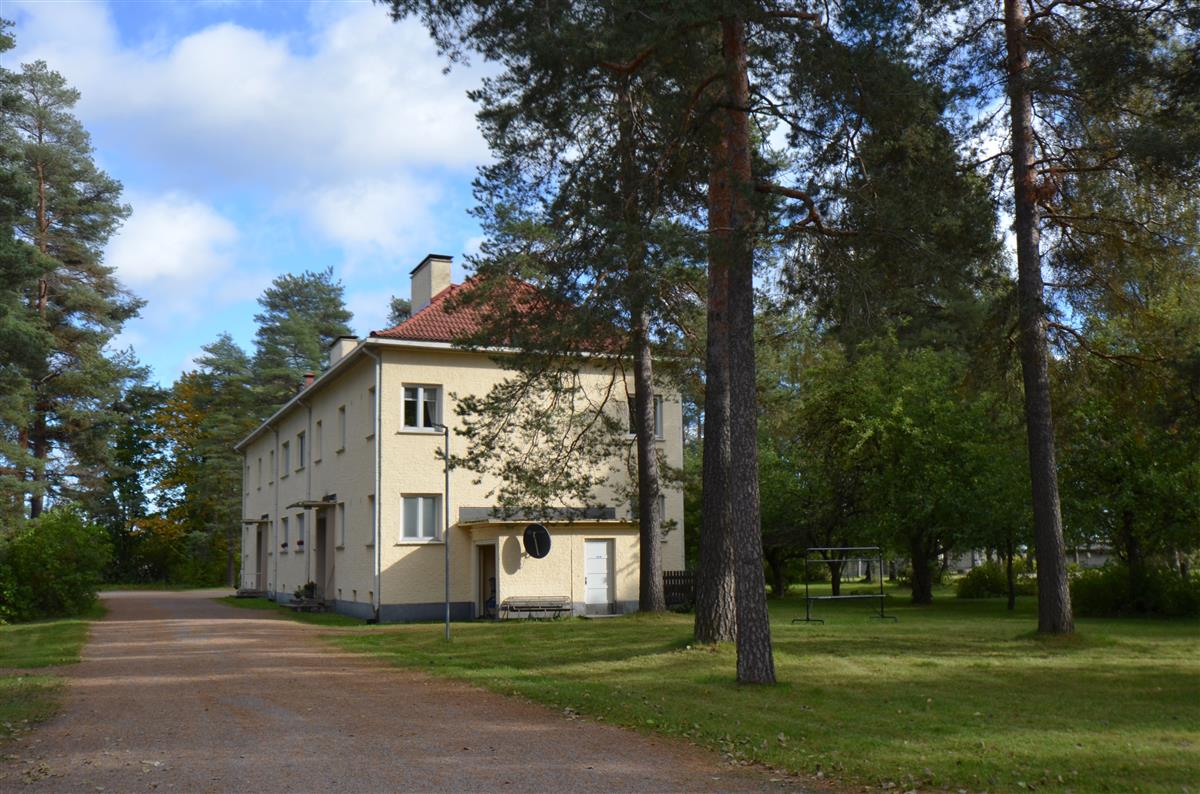 Paraistentie 1 asuinkerrostalo lännestä päin kuvattuna.&nbsp;(Päivi Makkonen&nbsp;2025)