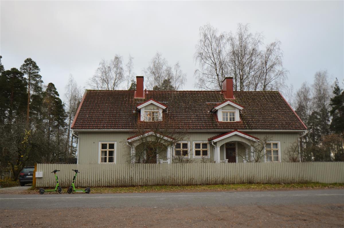 Parkkarilankatu 45 pohjoisesta päin kuvattuna.&nbsp;(Päivi Makkonen&nbsp;2025)