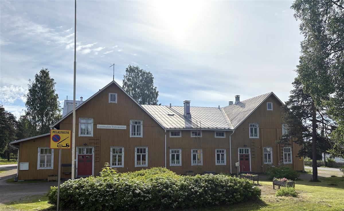 Lauritsalan työväentalo pihan puolelta&nbsp;(Suvi Koho&nbsp;kesäkuu 2026)