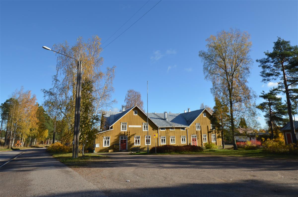 Hakalin työväentalo lännestä päin kuvattuna. Vasemmalla Hakalintie.&nbsp;(Päivi Makkonen&nbsp;2025)