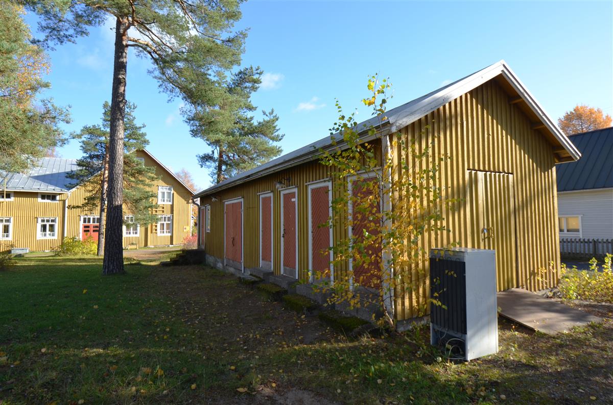 Hakalin työväentalon talousrakennus luoteesta päin kuvattuna. Taustalla työväentalo.&nbsp;(Päivi Makkonen&nbsp;2025)