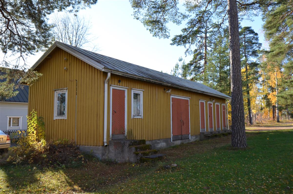 Hakalin työväentalon talousrakennus koillisesta päin kuvattuna.&nbsp;(Päivi Makkonen&nbsp;2025)