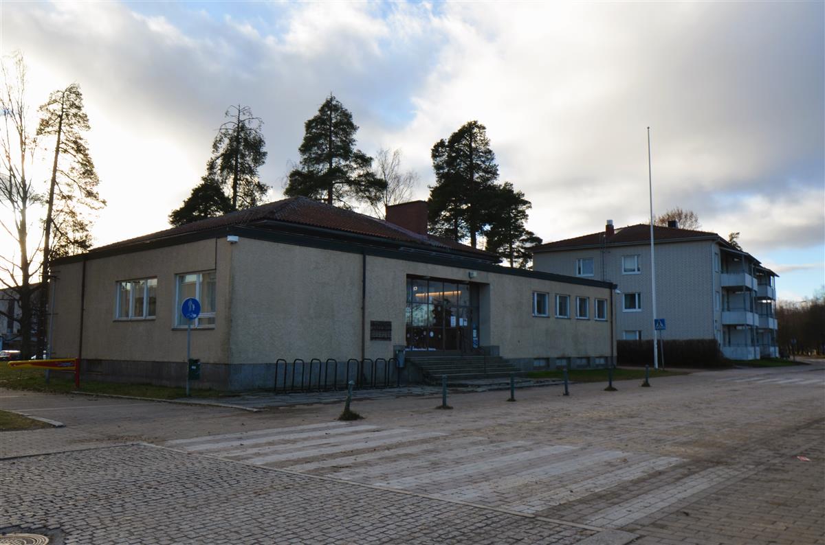 Lauritsalan kirjasto Hallituskadun yli, koillisesta päin kuvattuna.&nbsp;(Päivi Makkonen&nbsp;2025)