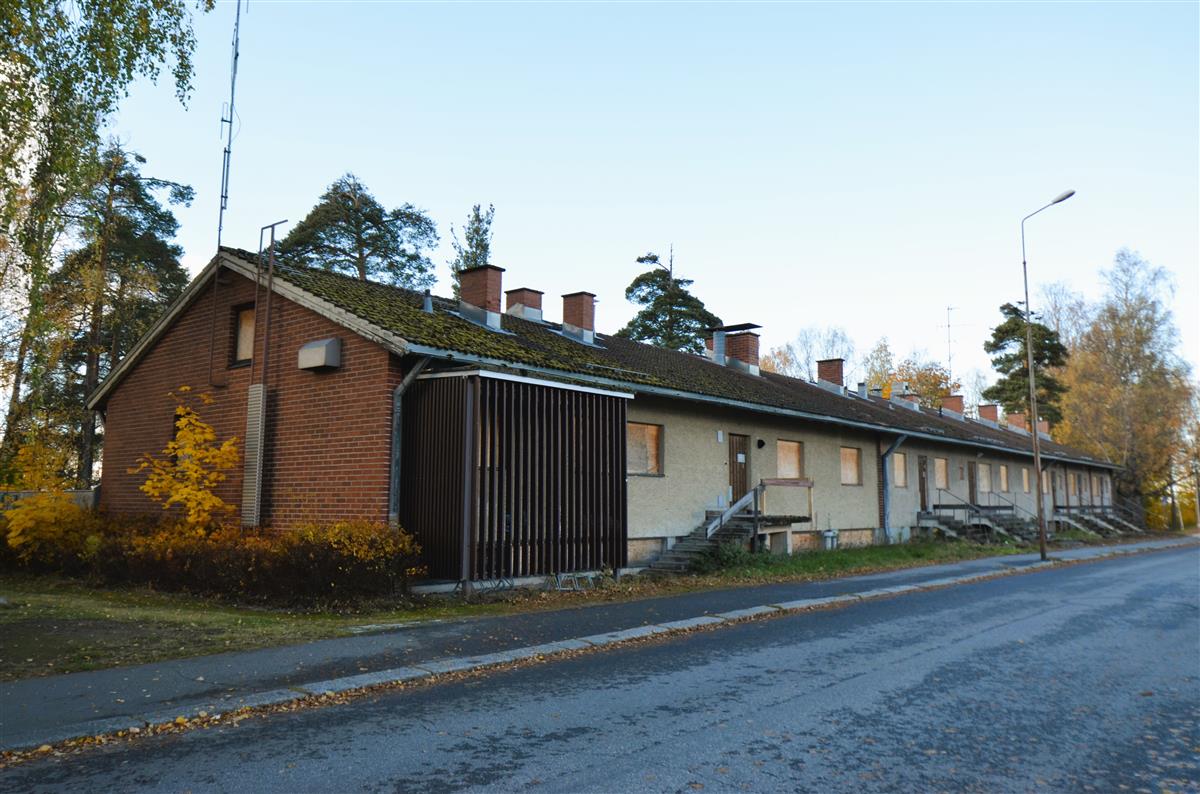 Lauritsalan terveystalo Tietokadulta, kaakosta päin kuvattuna. Etualalla vuoden 1966 laajennusosa.&nbsp;(Päivi Makkonen&nbsp;2025)