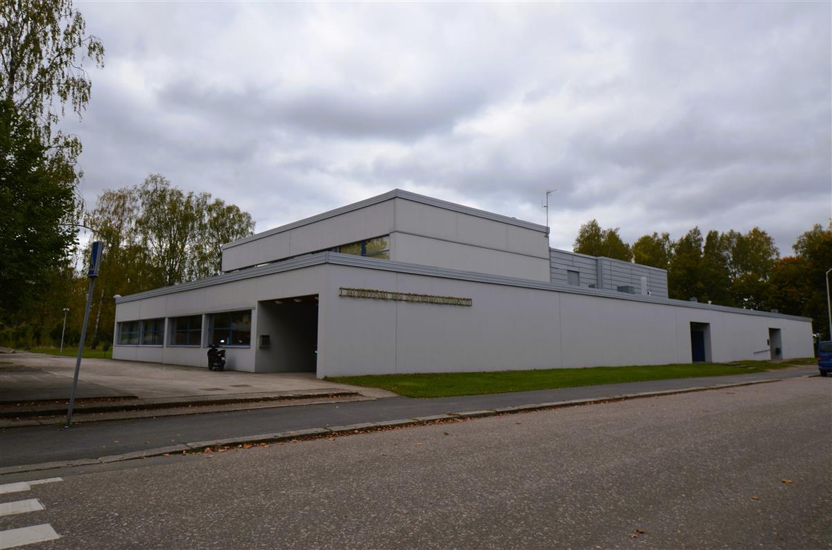 Lauritsalan seurakuntakoti Kauppalankadun ja Kirkkokadun risteyksestä länteen päin kuvattuna.&nbsp;(Päivi Makkonen&nbsp;2025)