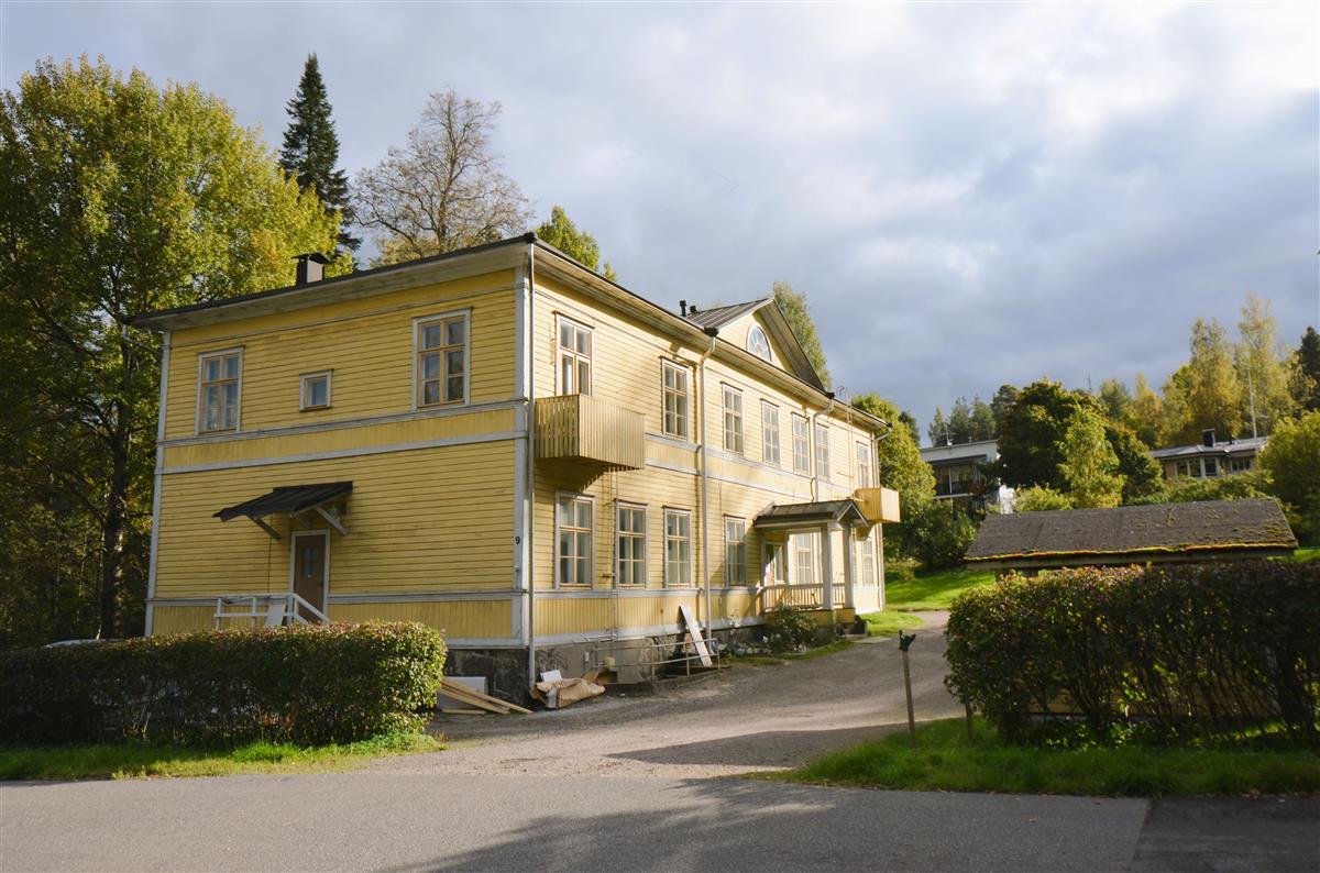 Läntinen Kanavatie 1, entinen kestikievari, pohjoisesta päin kuvattuna.&nbsp;(Päivi Makkonen&nbsp;2025)