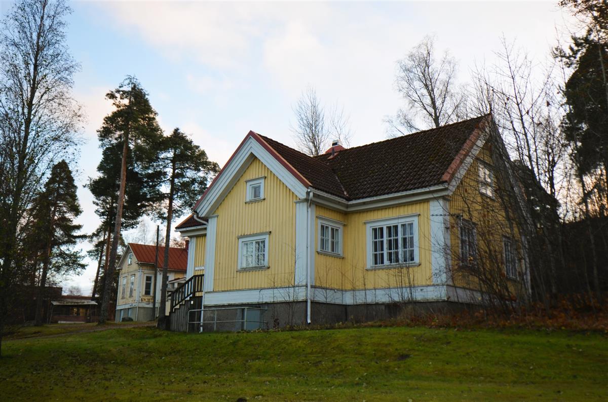 Laulutalo pohjoisesta päin kuvattuna. Taustalla Kaukaan terveyskeskusrakennus.&nbsp;(Päivi Makkonen&nbsp;2025)