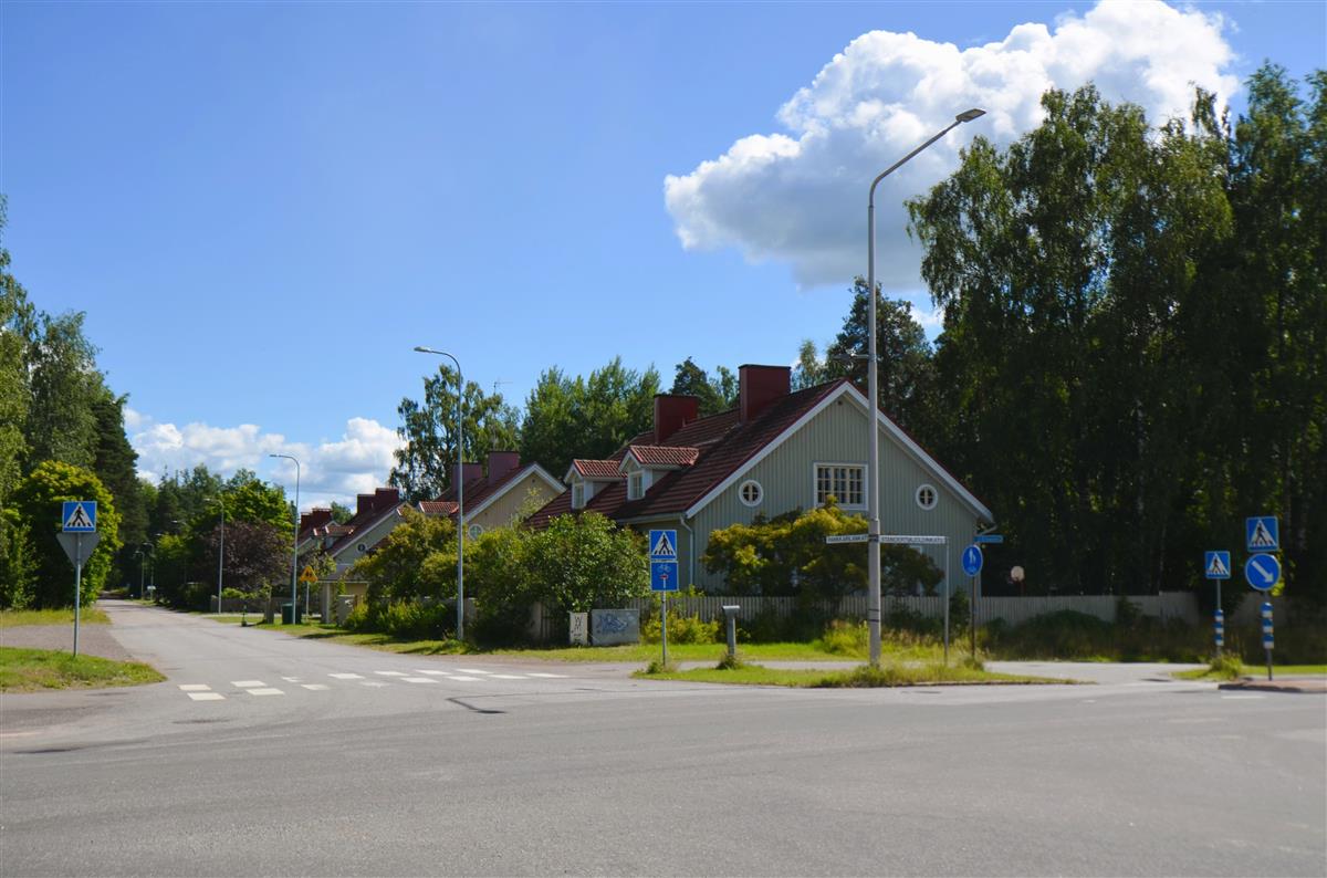 Pomolan asuntoaluetta Standertskjöldinkadun ja Parkkarilankadun risteyksestä kuvattuna.
Etualalla Parkkarilankatu 43.&nbsp;(Päivi Makkonen&nbsp;2026)