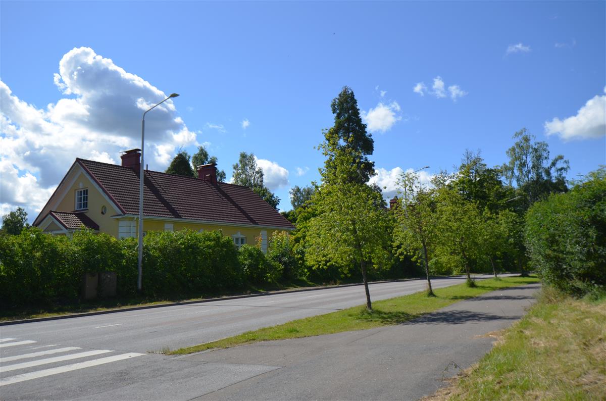 Näkymä Kaukaankadun ja Insinööritien risteyksestä kohti lounasta. Vasemmalla Kaukaankatu 21.&nbsp;(Päivi Makkonen&nbsp;2026)