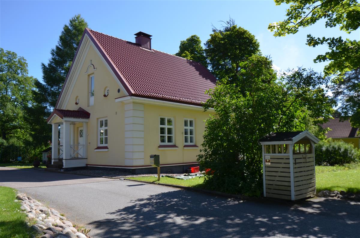 Julinintie 1 asuinrakennus lännestä päin kuvattuna.&nbsp;(Päivi Makkonen&nbsp;2026)