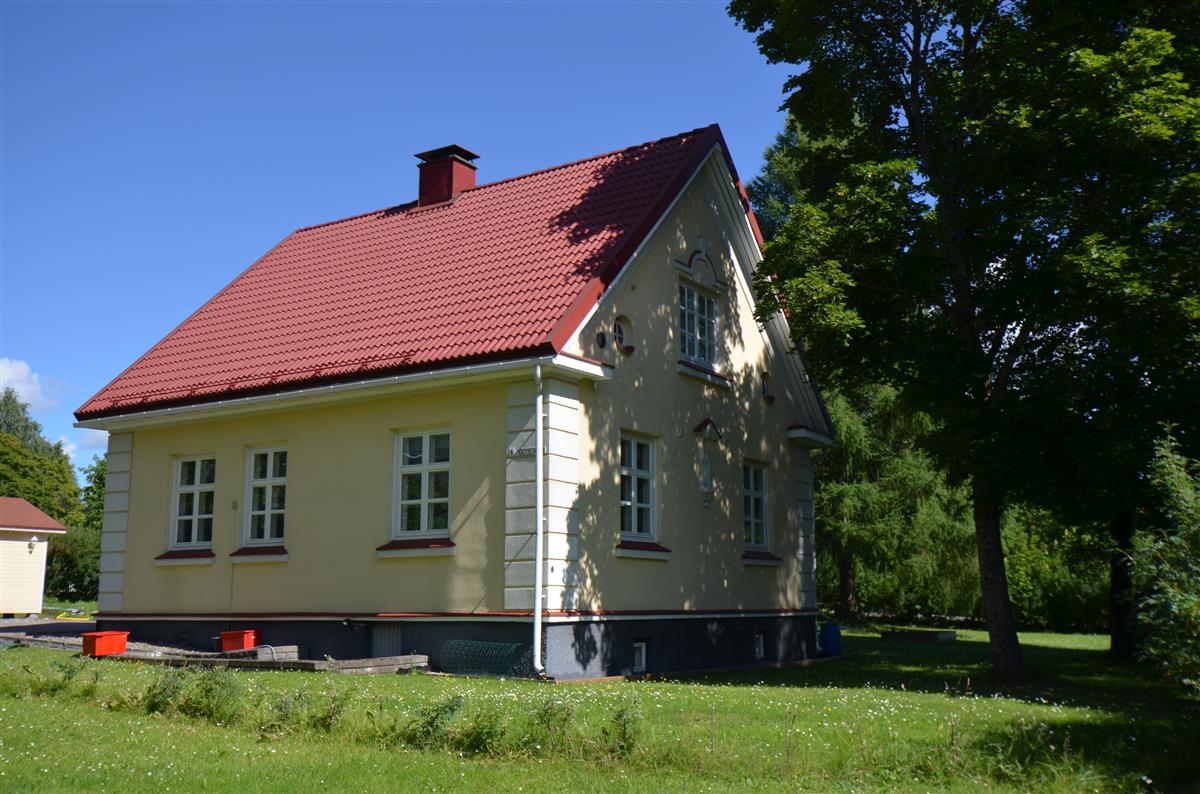 Julinintie 1 asuinrakennus lounaasta päin kuvattuna.&nbsp;(Päivi Makkonen&nbsp;2026)