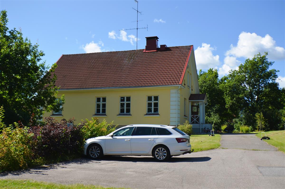 Kaukaankatu 28 asuinrakennus koillisesta päin kuvattuna.&nbsp;(Päivi Makkonen&nbsp;2026)