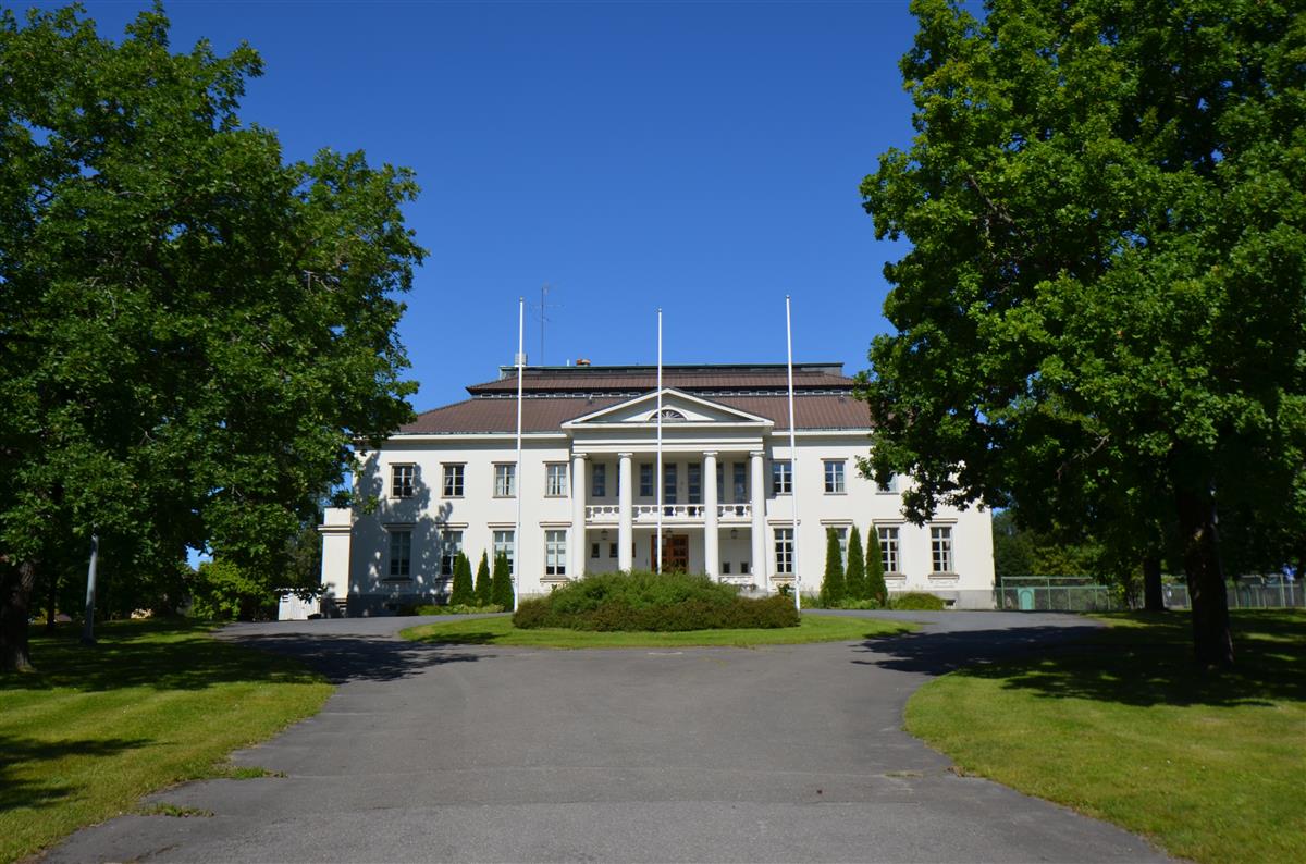 Kaukaankatu 26, Kaukaan edustuskerho, kaakosta päin kuvattuna.&nbsp;(Päivi Makkonen&nbsp;2026)