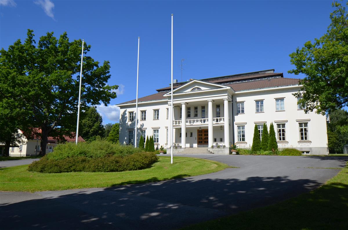 Kaukaan edustuskerho kaakosta päin kuvattuna. Vasemmalla kerhon vierasmaja.&nbsp;(Päivi Makkonen&nbsp;2026)