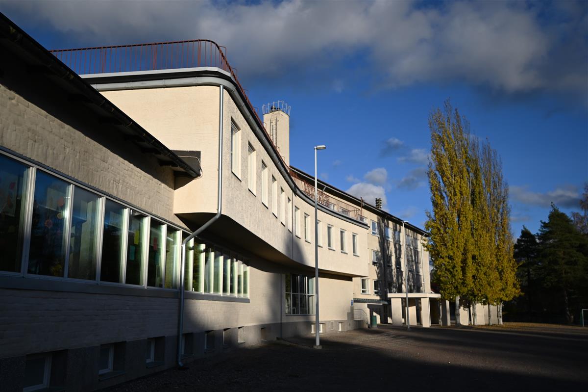 Kaukaan koulurakennuksen yhdysosa lounaasta päin kuvattuna.&nbsp;(Päivi Makkonen&nbsp;2025)