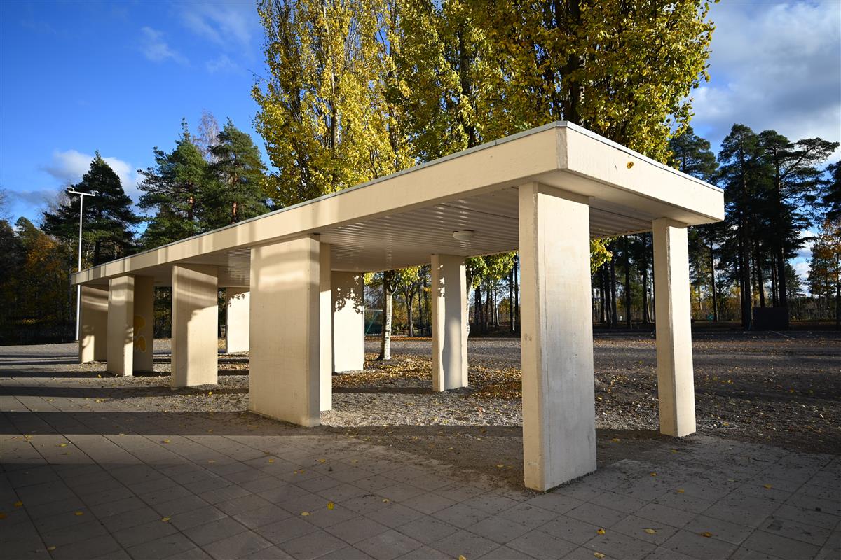 Kaukaan koulun eteläpuolelle jälkikäteen lisätty ulkoilukatos luoteesta päin kuvattuna. [Kohteen rakennukseen liitetty kuva]&nbsp;(Päivi Makkonen&nbsp;2025)