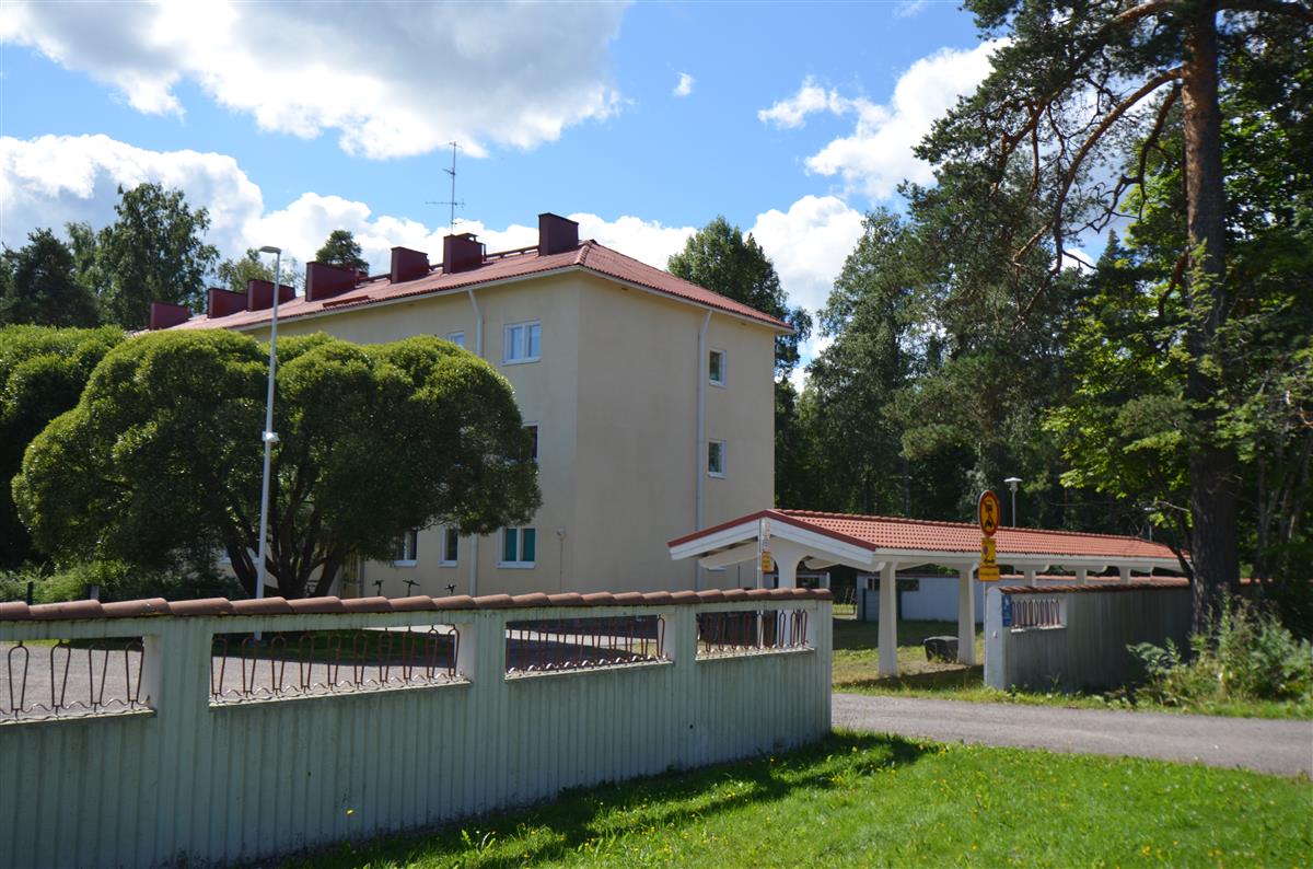 Kaukaan koulun opettajien asuinrakennus ja pyöräkatos koillisesta päin kuvattuna.&nbsp;(Päivi Makkonen&nbsp;2026)