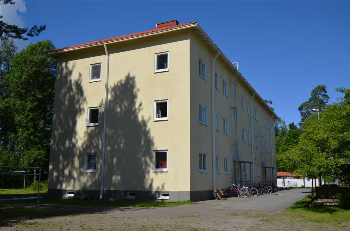 Kaukaan koulun opettajien asuinrakennus kaakosta päin kuvattuna.&nbsp;(Päivi Makkonen&nbsp;2026)