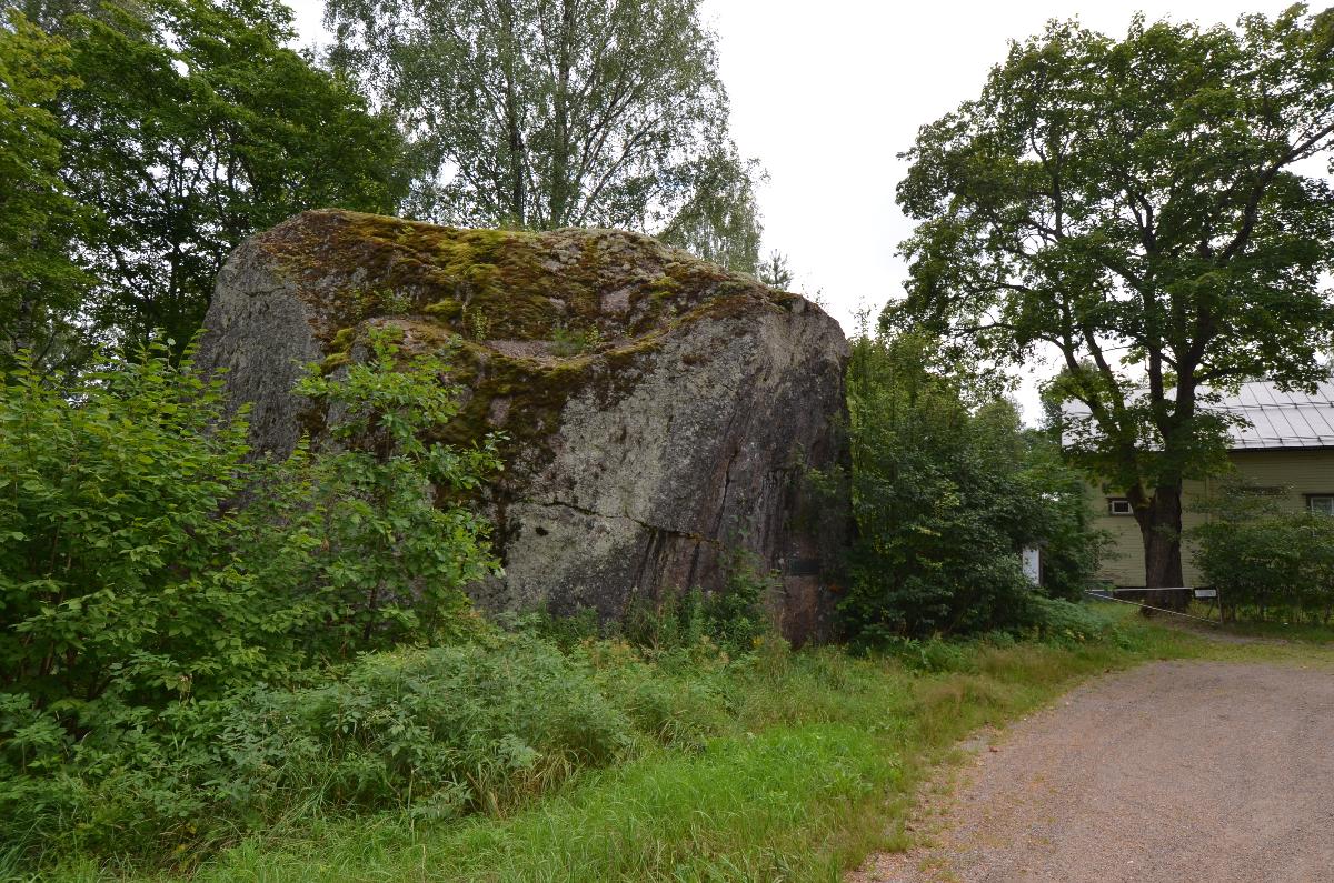 Sormuskivi pohjoisesta päin kuvattuna.&nbsp;(Päivi Makkonen&nbsp;2023)