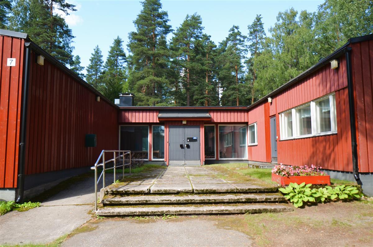 Nuijamaan seurakuntakeskuksen pääsisäänkäynti.&nbsp;(Päivi Makkonen&nbsp;2023)