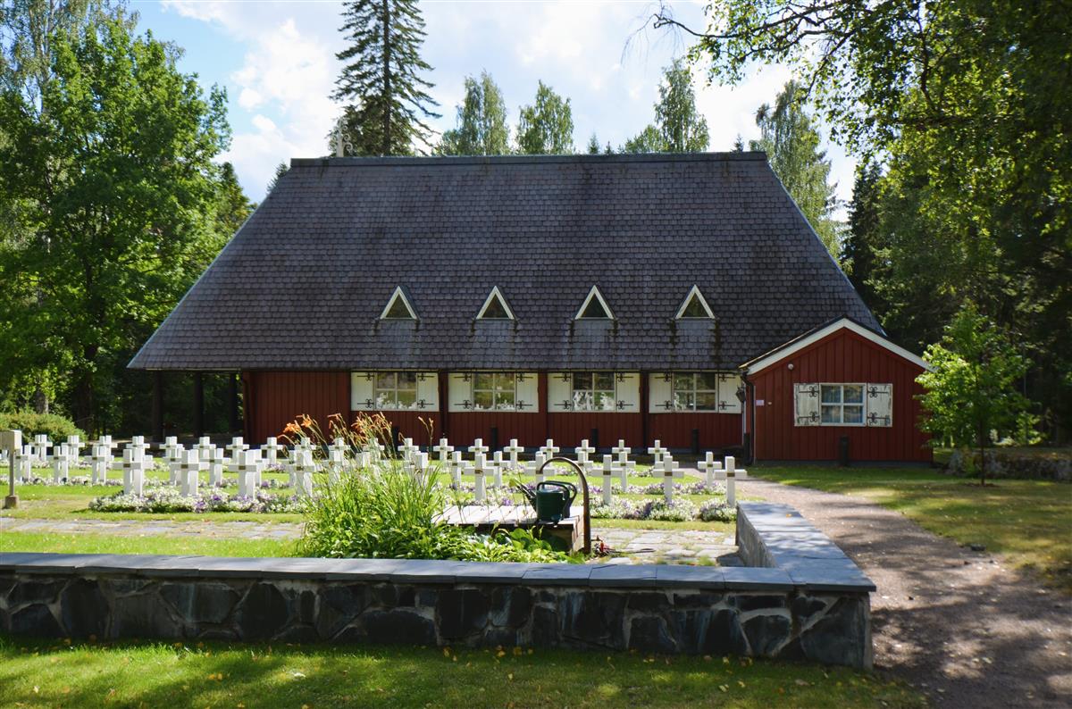 Nuijamaan kirkko sankarihautojen yli, pohjoisesta päin kuvattuna.&nbsp;(Päivi Makkonen&nbsp;2026)