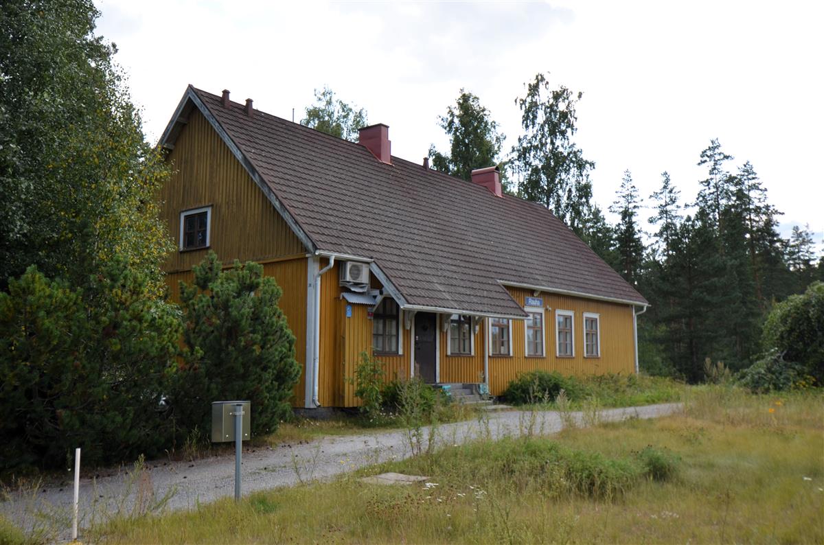 Rauhan asemarakennus pohjoisesta päin kuvattuna.&nbsp;(Päivi Makkonen&nbsp;2026)
