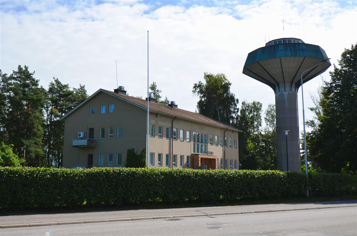 Joutsenon entinen kunnantalo I luoteesta päin kuvattuna. Taustalla vesitorni.&nbsp;(Päivi Makkonen&nbsp;2026)