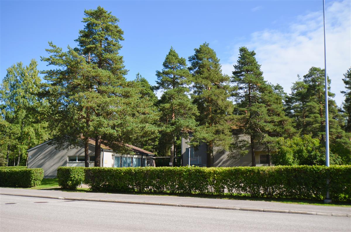 Joutsenon entinen kunnantalo III Kesolantien yli, lounaasta päin kuvattuna.&nbsp;(Päivi Makkonen&nbsp;2026)