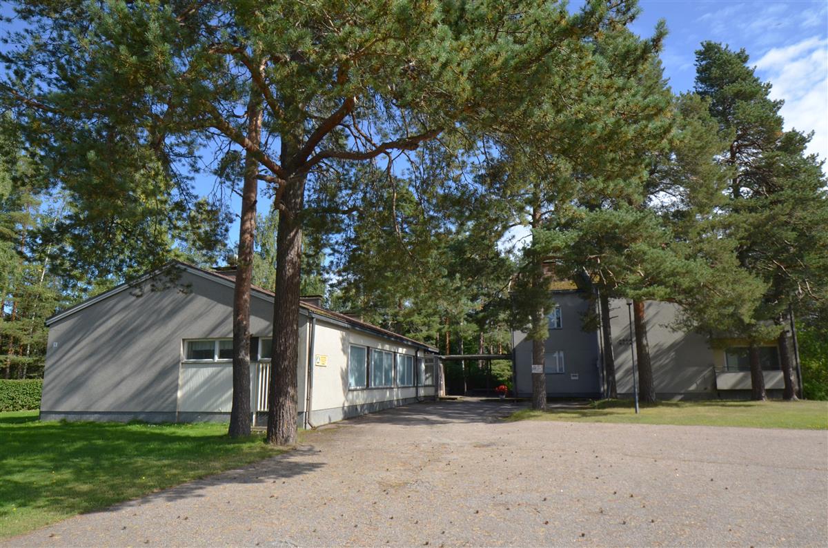 Joutsenon entinen kunnantalo III pihalta, lounaasta päin kuvattuna.&nbsp;(Päivi Makkonen&nbsp;2026)